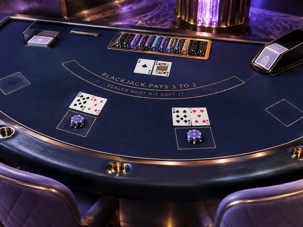 Meja blackjack dengan kartu dan cip